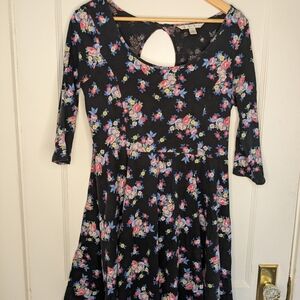 Medium Women's Scoop Neck 3/4 length Sleeve T Shirt Lauren Conrad Black Floral